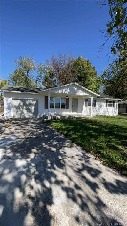 138 E Lovers Ln, Scottsburg, IN 47170