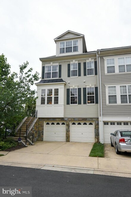 2101 Capstone Cir, Herndon, VA 20170