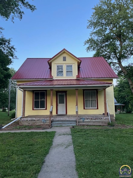 128 Deforest St, Whiting, KS 66552