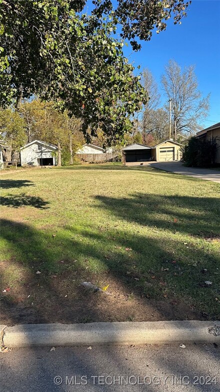 217 W 9th Ave, Bristow, OK 74010