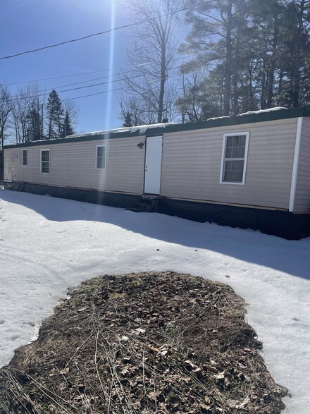 990 Dover Rd, Dexter, ME 04930