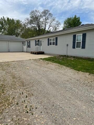 715 N 3rd St, Wathena, KS 66090