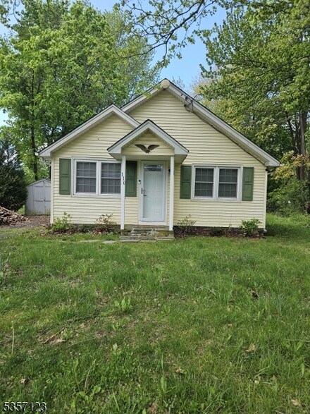 110 Breakneck Rd, Highland Lakes, NJ 07422