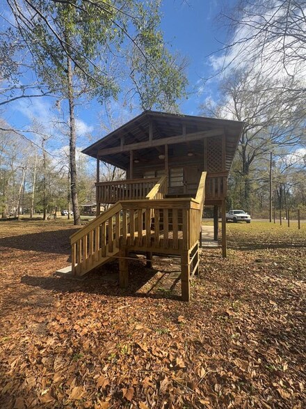 40 Oak Point Rd, Picayune, MS 39466