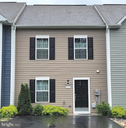 220 Scotch Pine Dr, Bunker Hill, WV 25413
