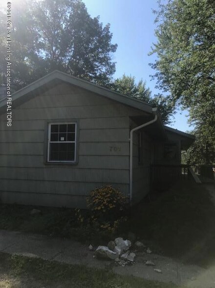 701 Sadie Ct, Lansing, MI 48906