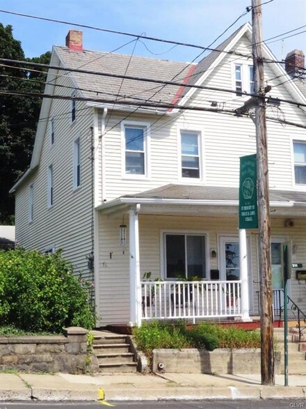 209 E Pennsylvania Ave, Pen Argyl, PA 18072