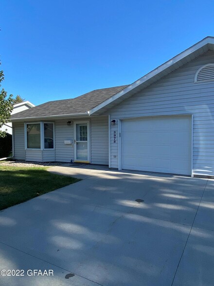 3978 Dacotah View Ct, Grand Forks, ND 58201