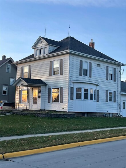 206 E Main St, Waukon, IA 52172