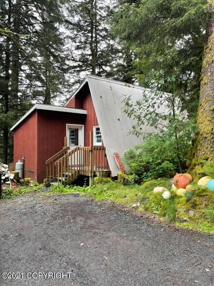 2889 Pruitt Ln, Kodiak, AK 99615