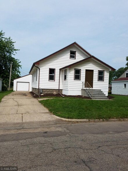 610 2nd St NE, Montgomery, MN 56069