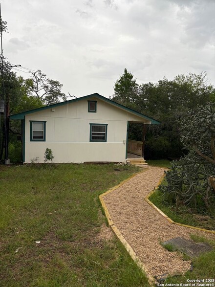 163 Oak Ridge Trail, Lakehills, TX 78063