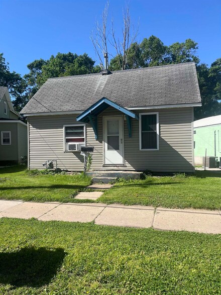 2006 Lafayette St, Waterloo, IA 50703