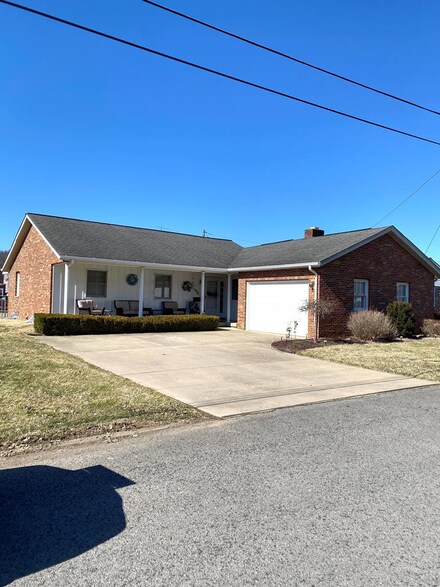 222 Oxford St, Sistersville, WV 26175