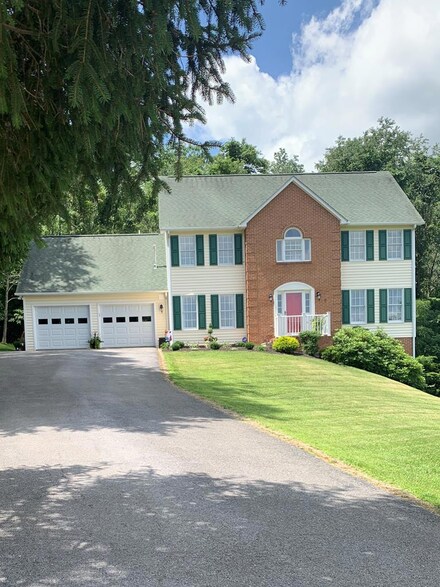640 Dove Cir, Bluefield, VA 24605