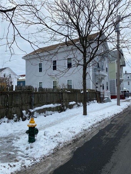 110 Ford St, Providence, RI 02907