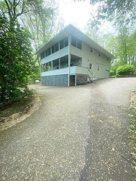 102 Lookout Dr, Hawley, PA 18428
