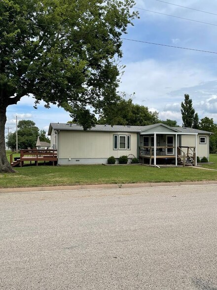 225 S Center St, Assaria, KS 67416
