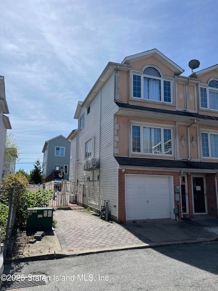 135 Alex Cir, Staten Island, NY 10305