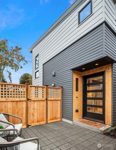 2324 N 61st St, Seattle, WA 98103