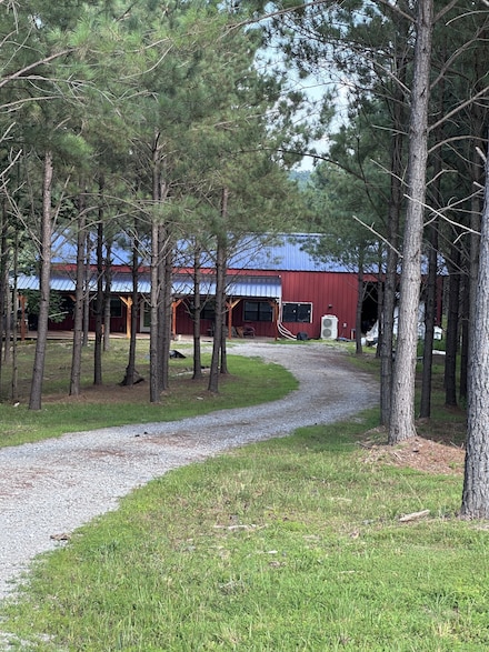 201 Summit Dr, Linden, TN 37096