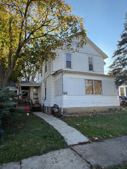 814 W Grove St, Bloomington, IL 61701