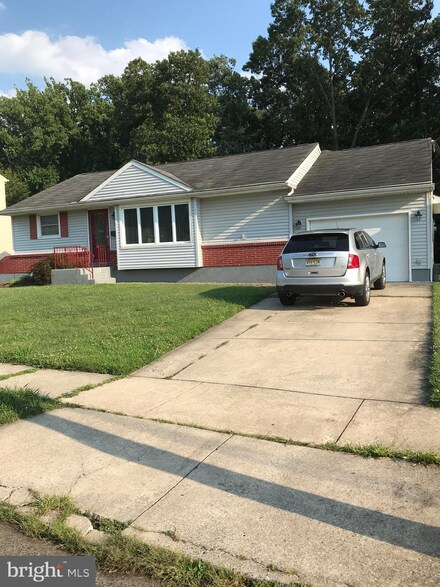 512 Thorny Ln, Glendora, NJ 08029