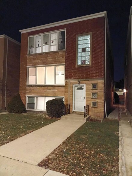 5754 W Montrose Ave, Chicago, IL 60634