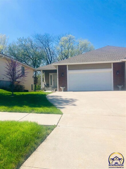 1039 SW Red Oaks Place, Topeka, KS 66615