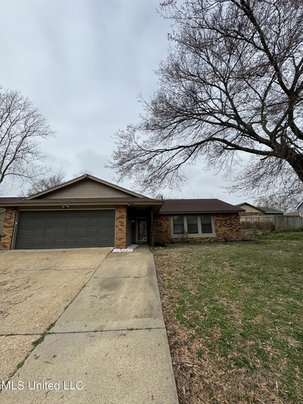 8249 Lakeshore Dr W, Southaven, MS 38671