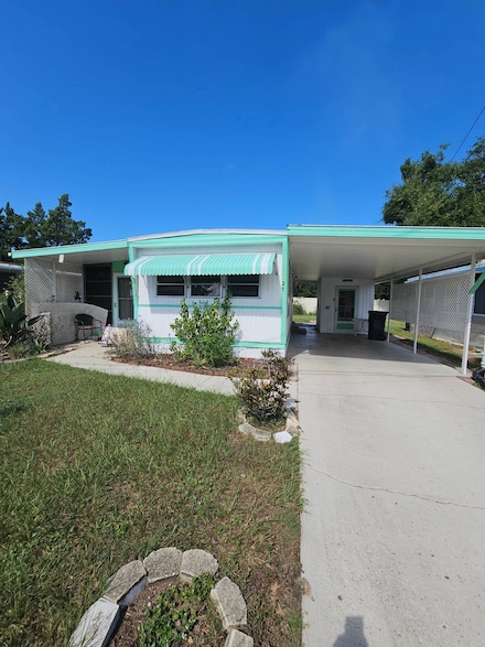 27 Holly Dr, Tavares, FL 32778