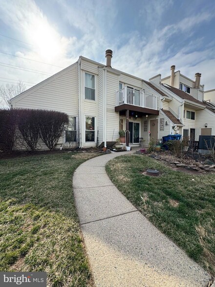 1050 Warwick Ct, Sterling, VA 20164