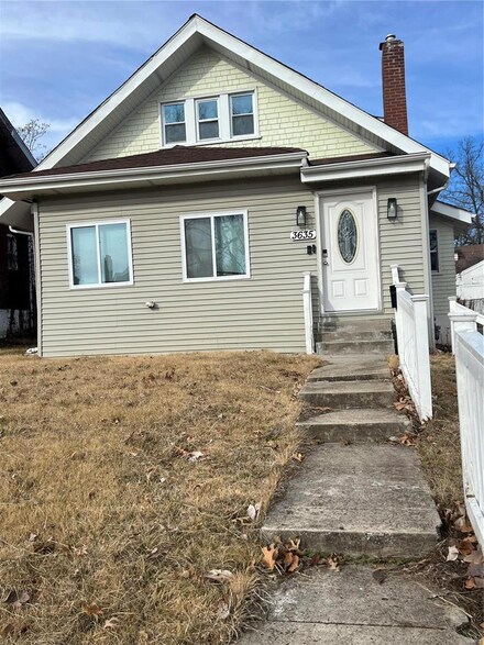 3635 Pine Grove Ave, Saint Louis, MO 63121