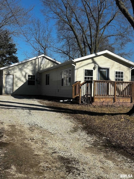 321 S 14th St, Le Claire, IA 52753