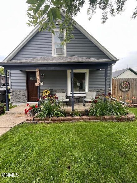 209 4th Ave SW, Jamestown, ND 58401