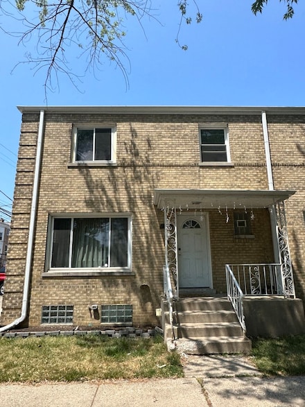 2346 W Jarvis Ave, Chicago, IL 60645