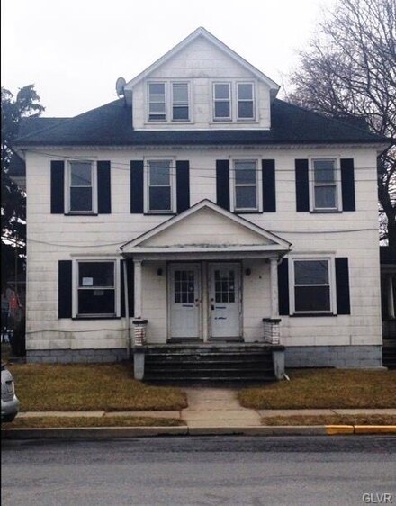 548 Broad St, Tatamy, PA 18085