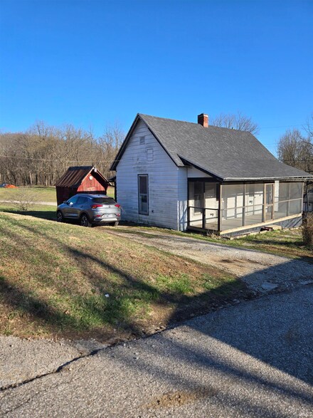 589 Graves Addition Rd, Avoca, IN 47421