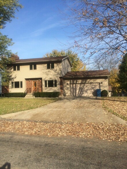 327 E Franklin St, Clinton, MI 49236