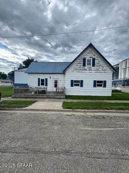 114 5th St, Finley, ND 58230