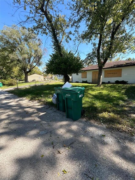 1132 Saint Rose Ln, East Saint Louis, IL 62206