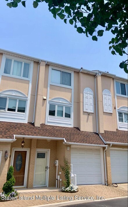 61 Sandywood Ln, Staten Island, NY 10309