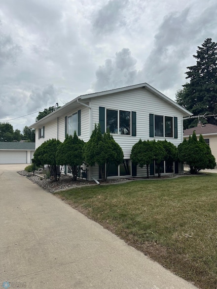 2126 5th Ave S, Fargo, ND 58103