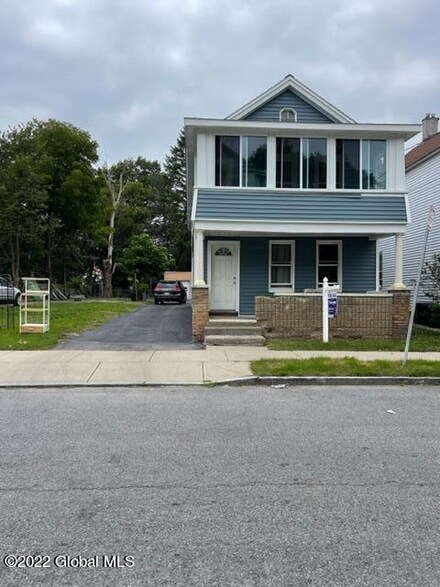 106 de Graff St, Schenectady, NY 12308
