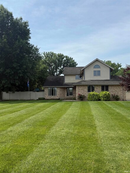 224 Point Ln E, Logansport, IN 46947