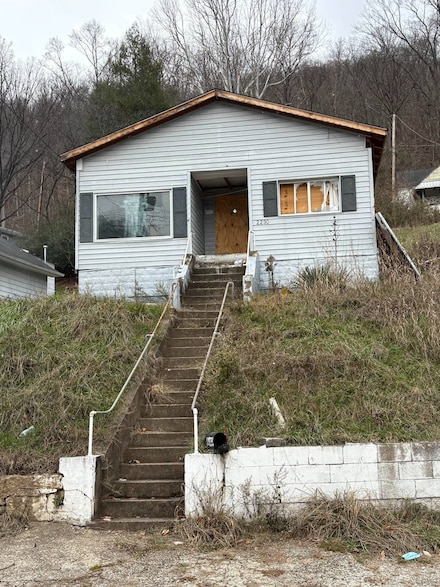 2230 Falcon Dr, Charleston, WV 25387