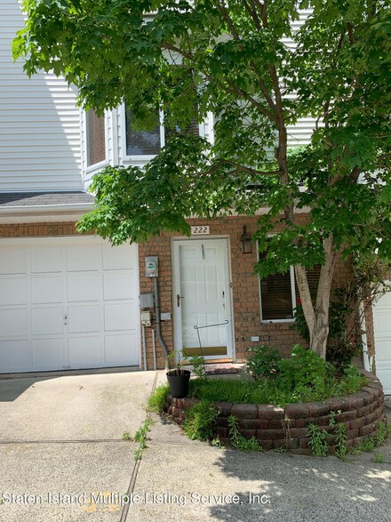 222 Jamie Ln, Staten Island, NY 10312