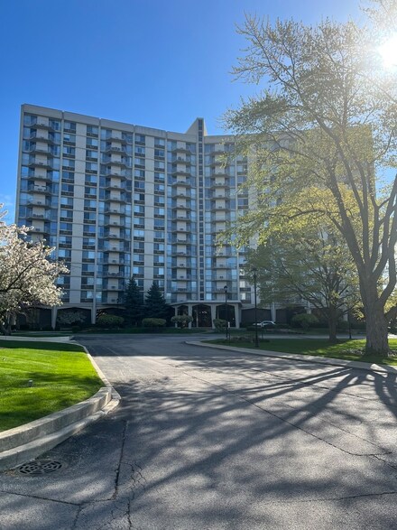 40 N Tower Rd Unit 10J, Oak Brook, IL 60523