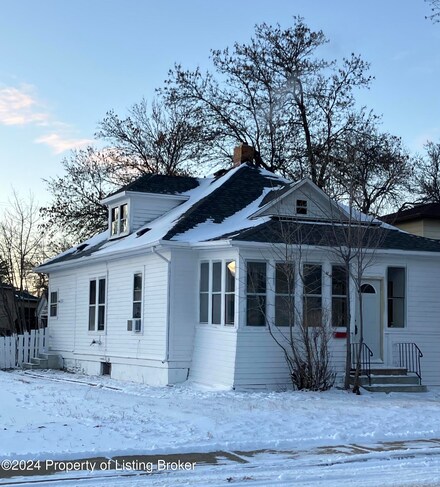 27 8th Ave W, Dickinson, ND 58601