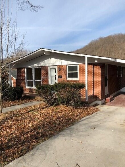 509 Memorial Blvd, Narrows, VA 24124